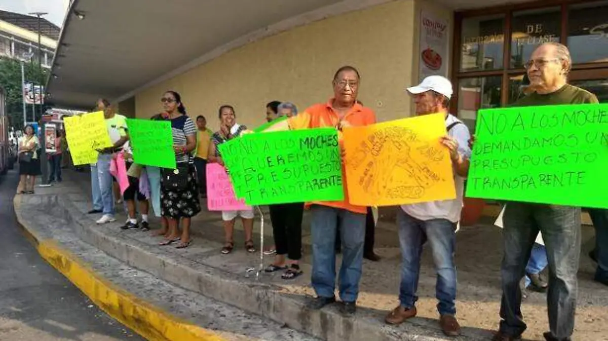 Acapulco - protesta en el centro por el presupuesto de egresos